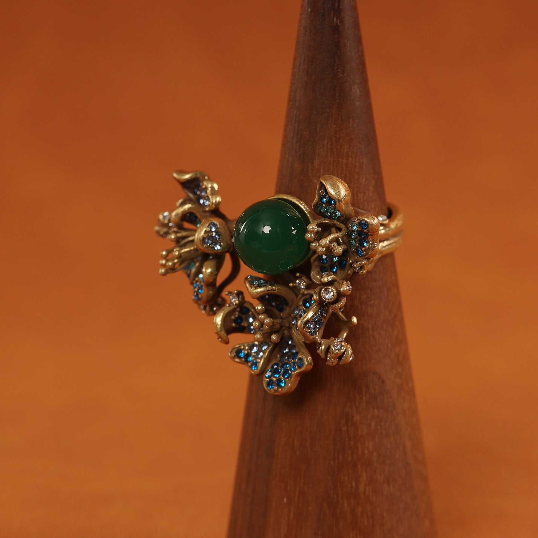 Verstellbarer Ring mit grüner Kamelie