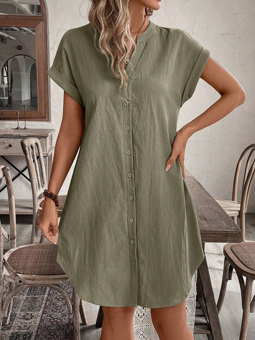 Elegantes Midi-Kleid mit V-Ausschnitt – Bild 11 | LuxeStyle