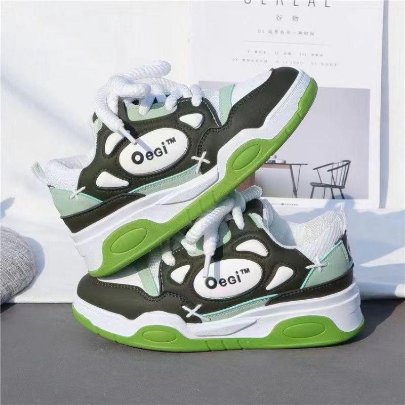 Rundspitze Sneaker mit Mittelsocke