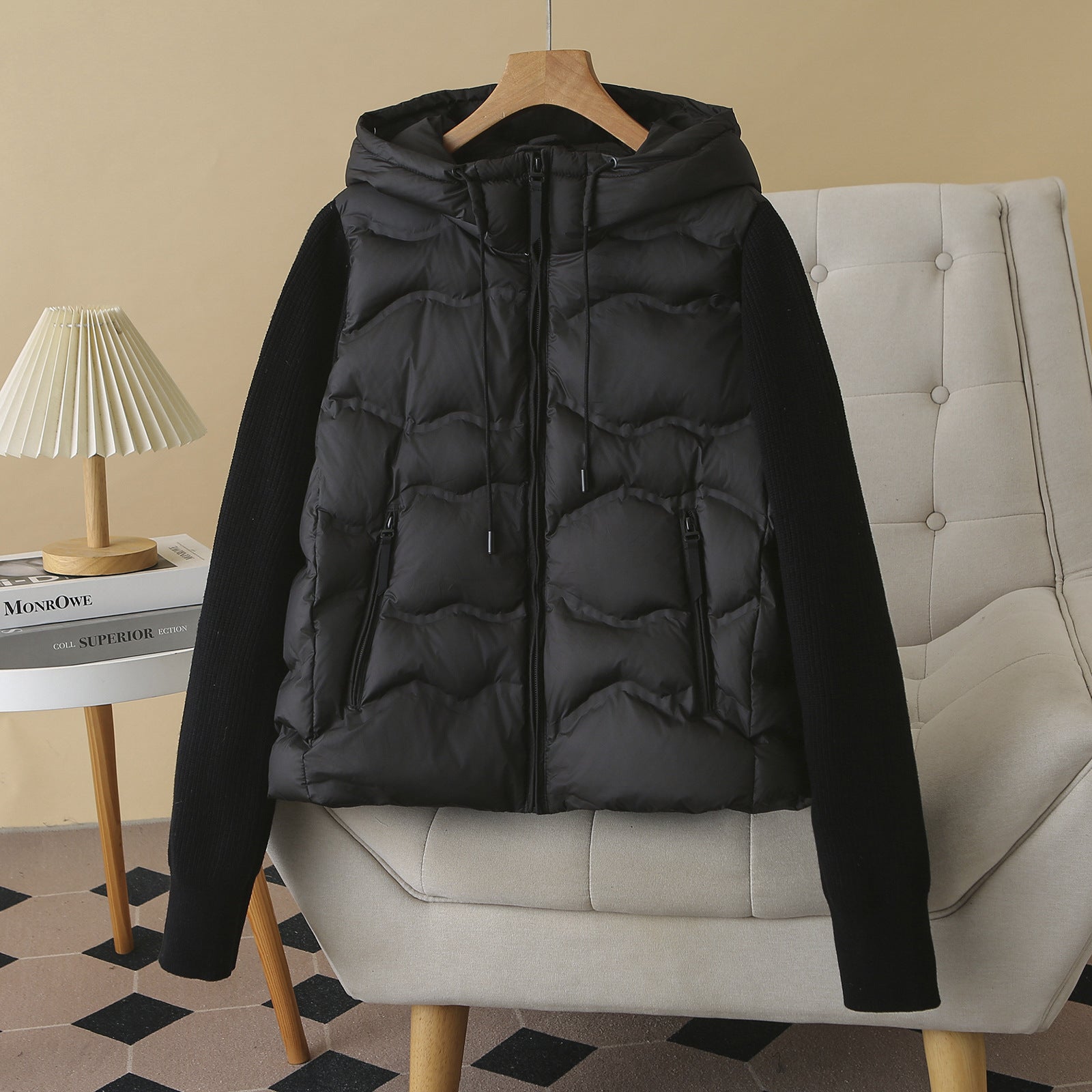 Kurze Daunenjacke mit Patchwork-Ärmeln für Damen