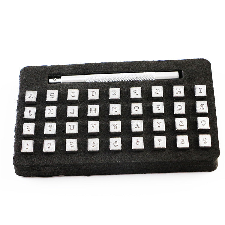 Leder-Stempelset: Englische Buchstaben – Bild 5 | LuxeStyle