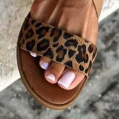 Sandalen mit Leopardenmuster und überkreuzten Riemen