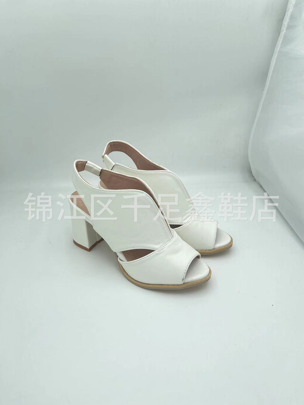 Elegante Peep-Toe Sandalen mit Chunky-Heel – Bild 4 | LuxeStyle