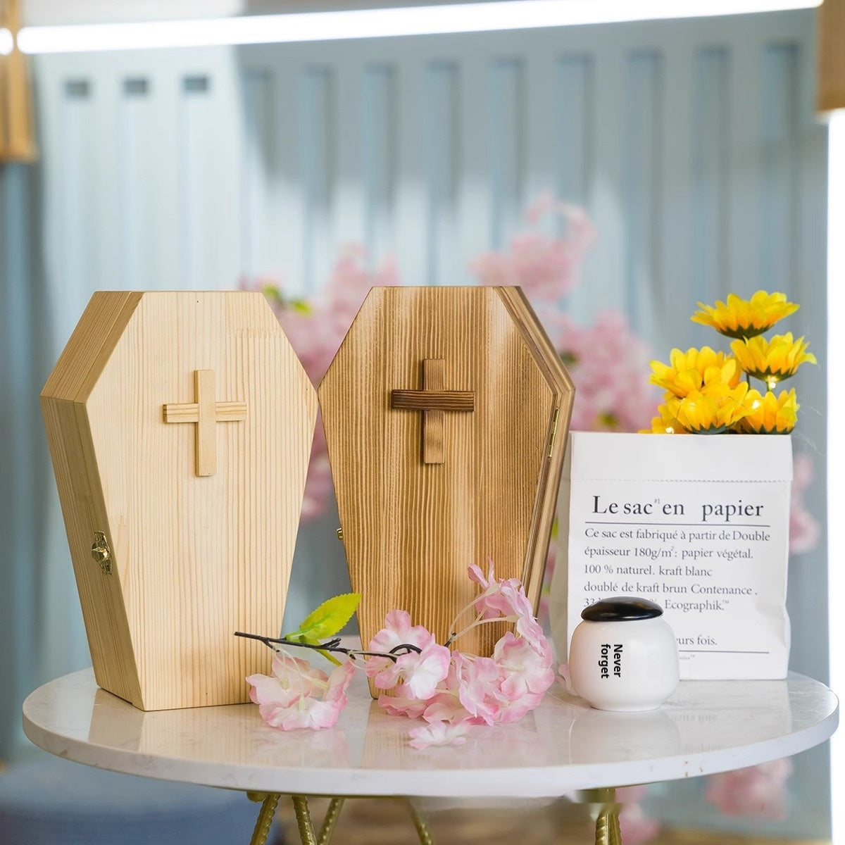 Urne für Tierasche – Kiefernholz mit Kreuz – Bild 4 | LuxeStyle