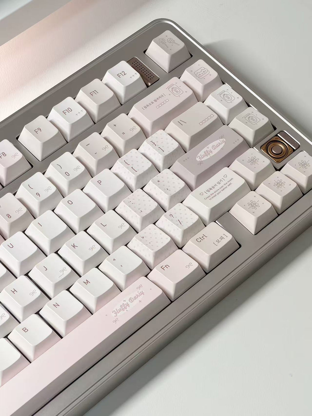 Personalisierbare Tastenkappen in Pink-Braun