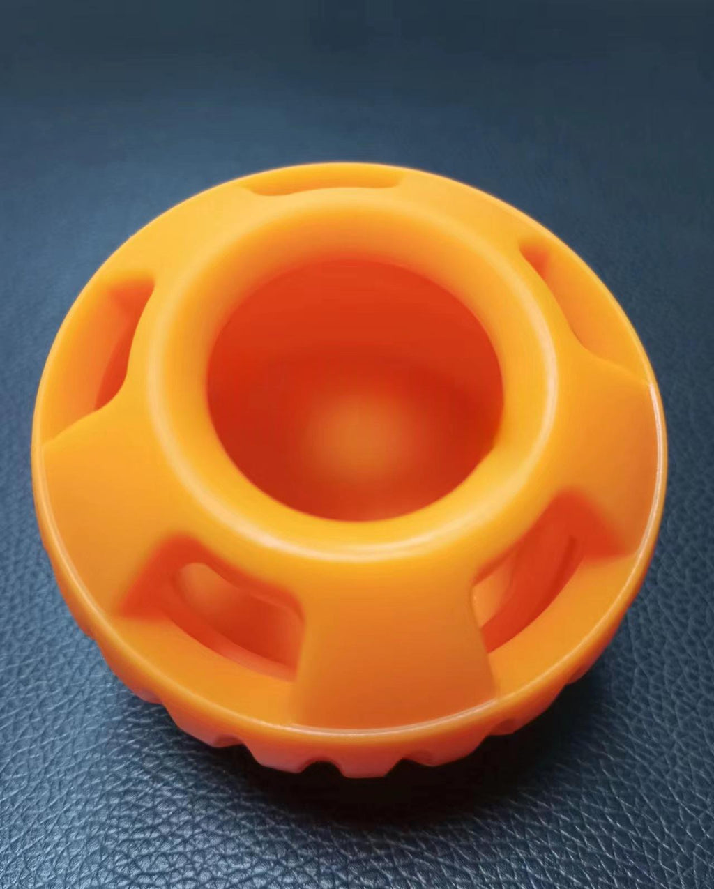 Kühlender Spielball für Hunde – langsames Füttern – Bild 7 | LuxeStyle