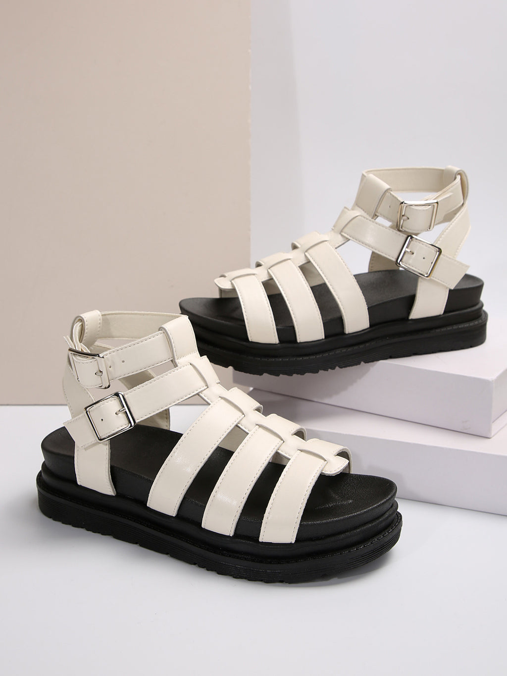 Plateau-Sandalen mit Riemchenschnalle – Bild 19 | LuxeStyle