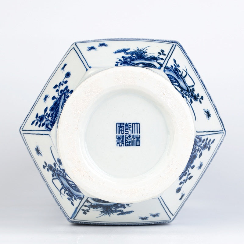 Hexagonale blau-weisse Keramikvase
