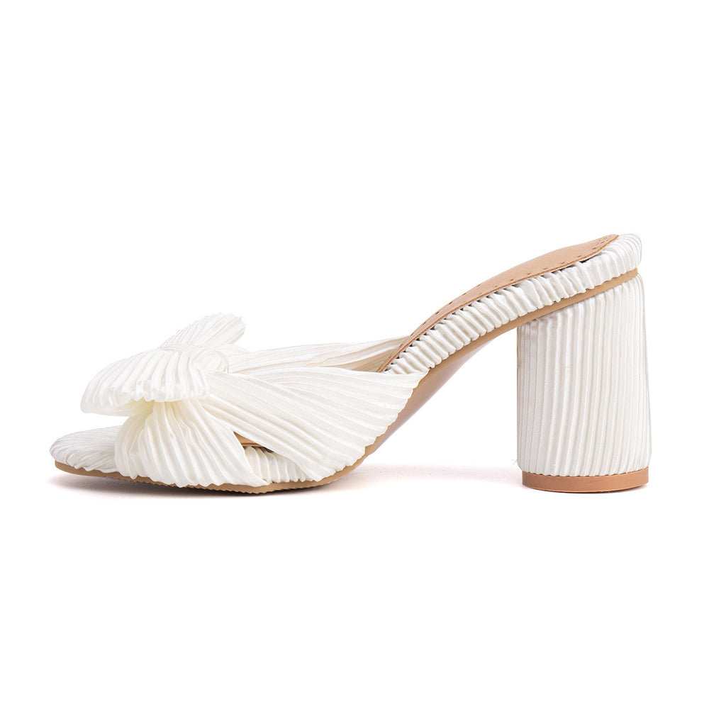 Satin Pantoletten mit Peep-Toe und Blockabsatz