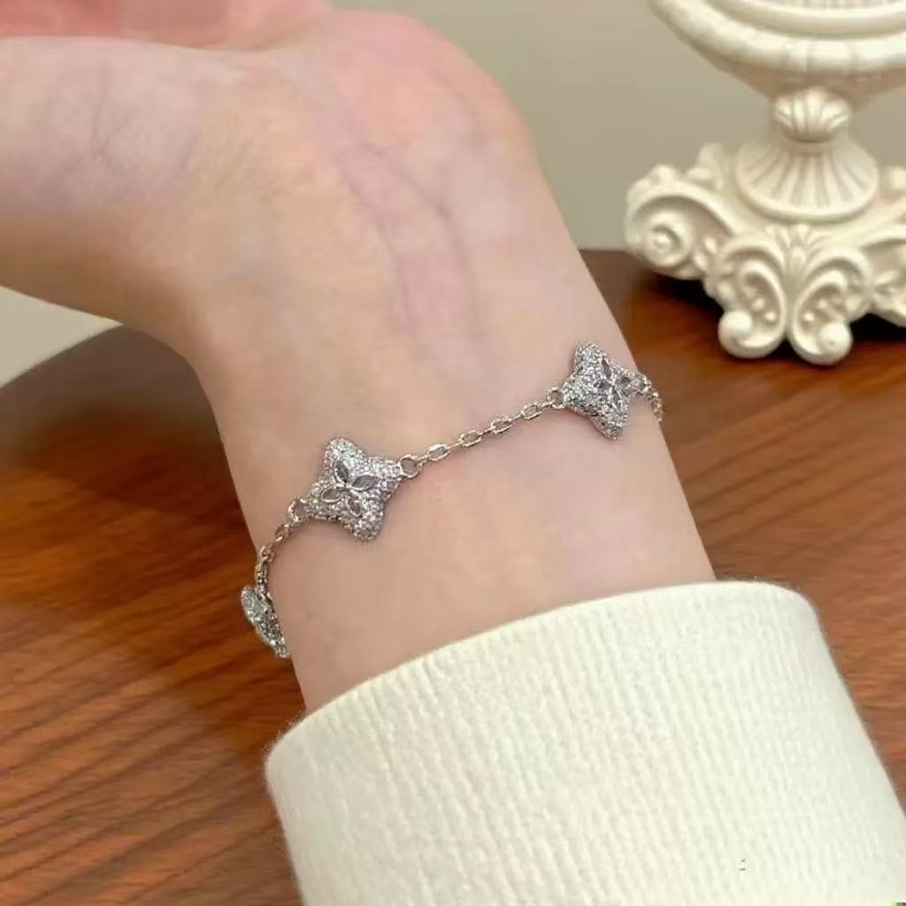 Armband mit Vierblättrigem Kleeblatt – Bild 5 | LuxeStyle