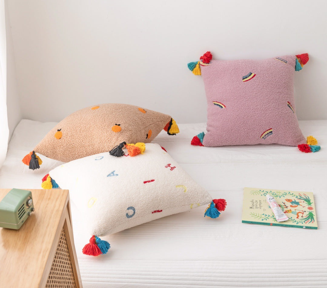 Teddy-Samt Kissen mit Stickerei und Quasten – Bild 1 | LuxeStyle