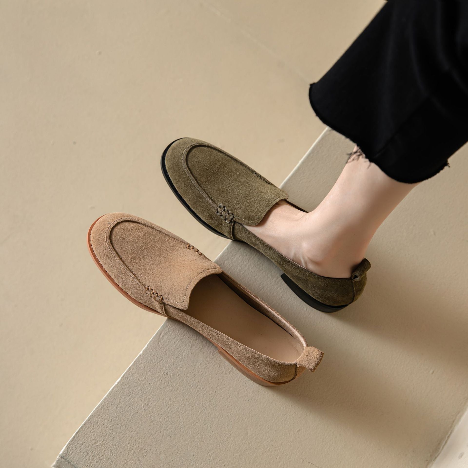 Slipper aus Wildleder mit niedrigem Absatz