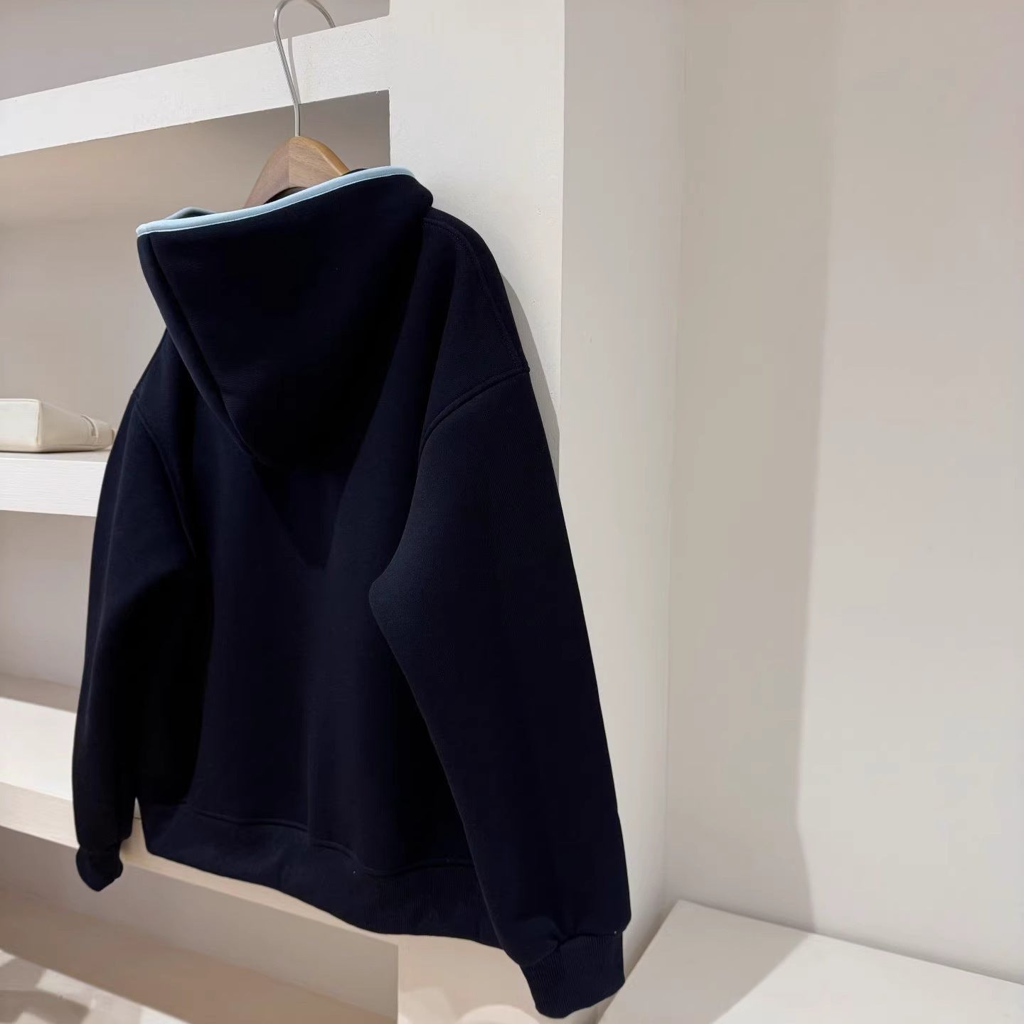 Warmer Pullover mit Kapuze