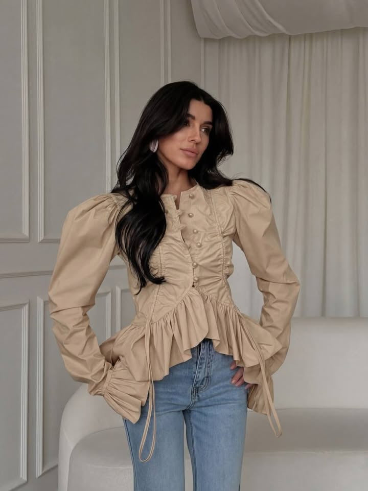 Elegante Damenbluse mit Rüschen und Knopfleiste
