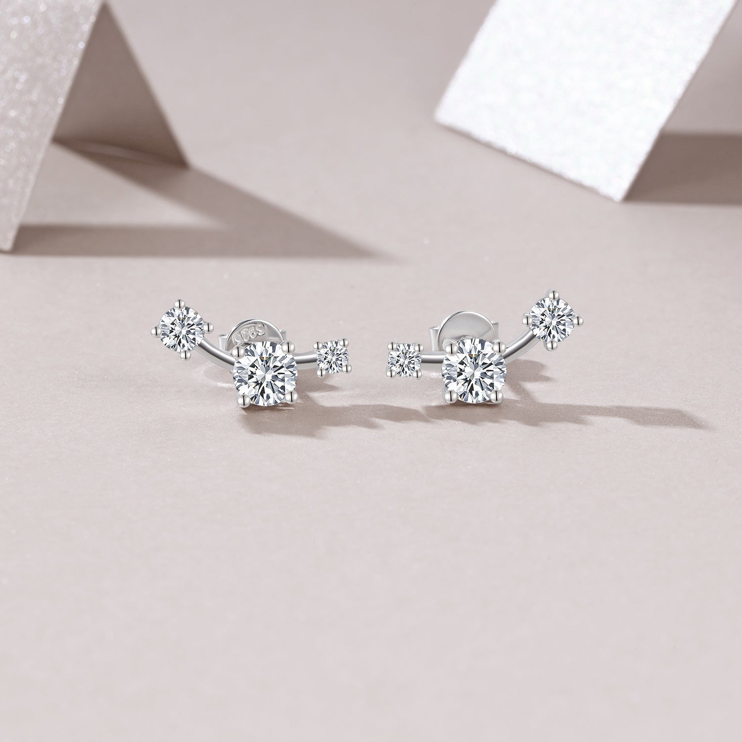 Moissanit-Ohrstecker «Bogen» 0,5 ct · 925 Silber