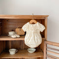Baby-Jumpsuit mit Herzprint und Spitze