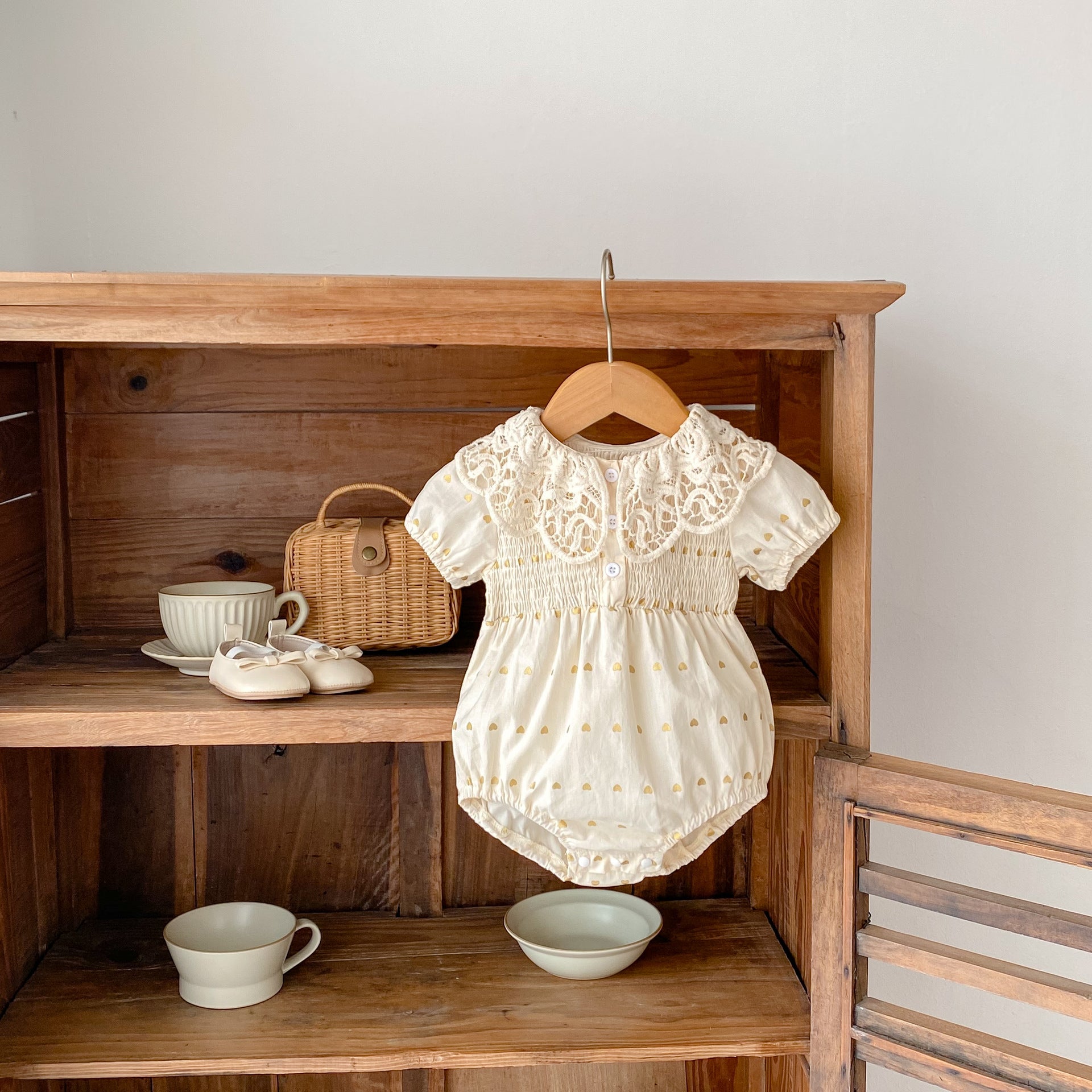 Baby-Jumpsuit mit Herzprint und Spitze