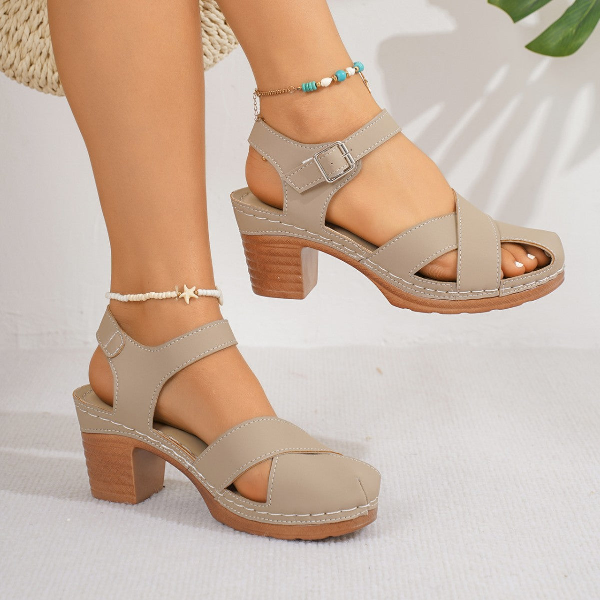 Sandalen mit Riemchen und hohem Absatz