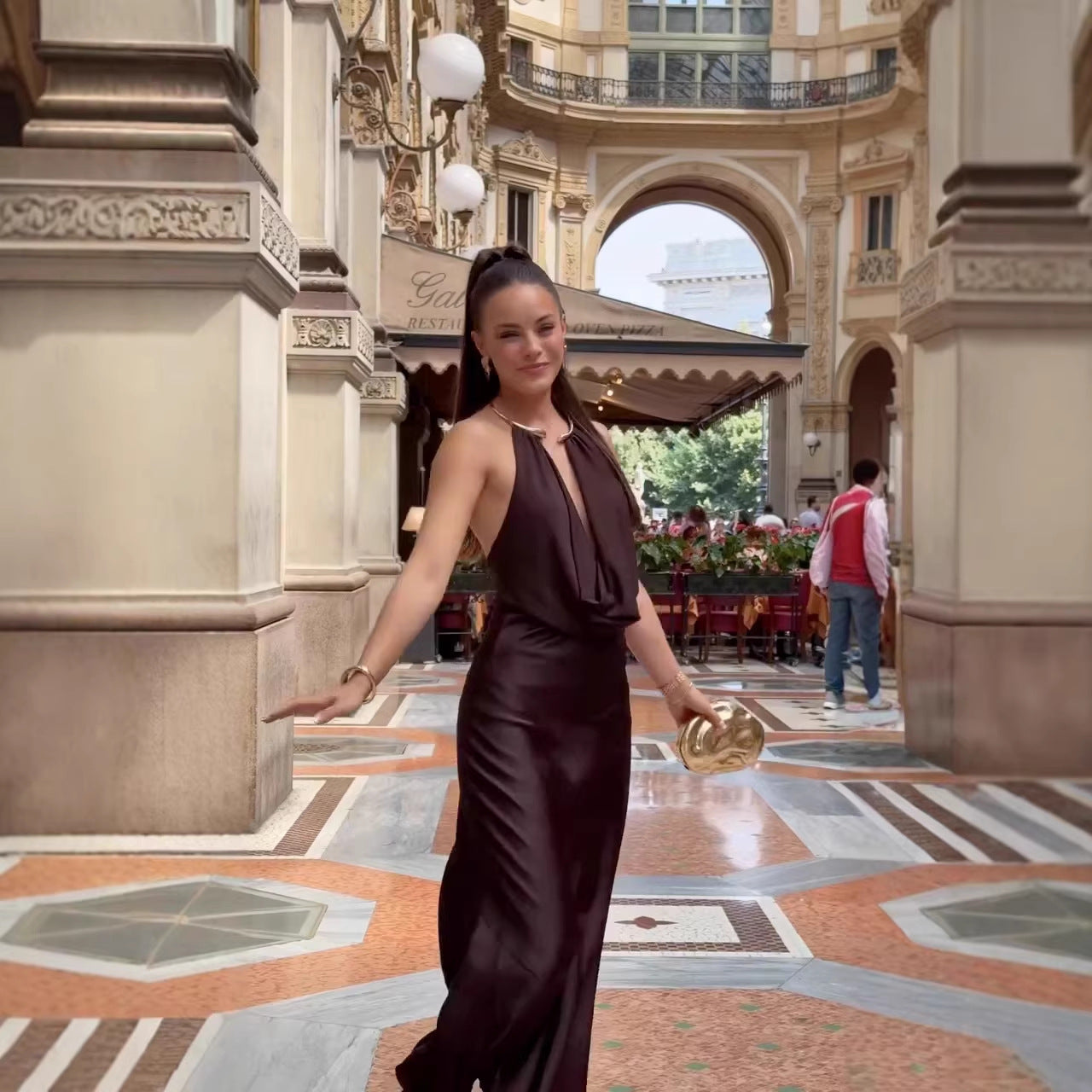 Satin-Maxikleid mit Neckholder und Rückenausschnitt