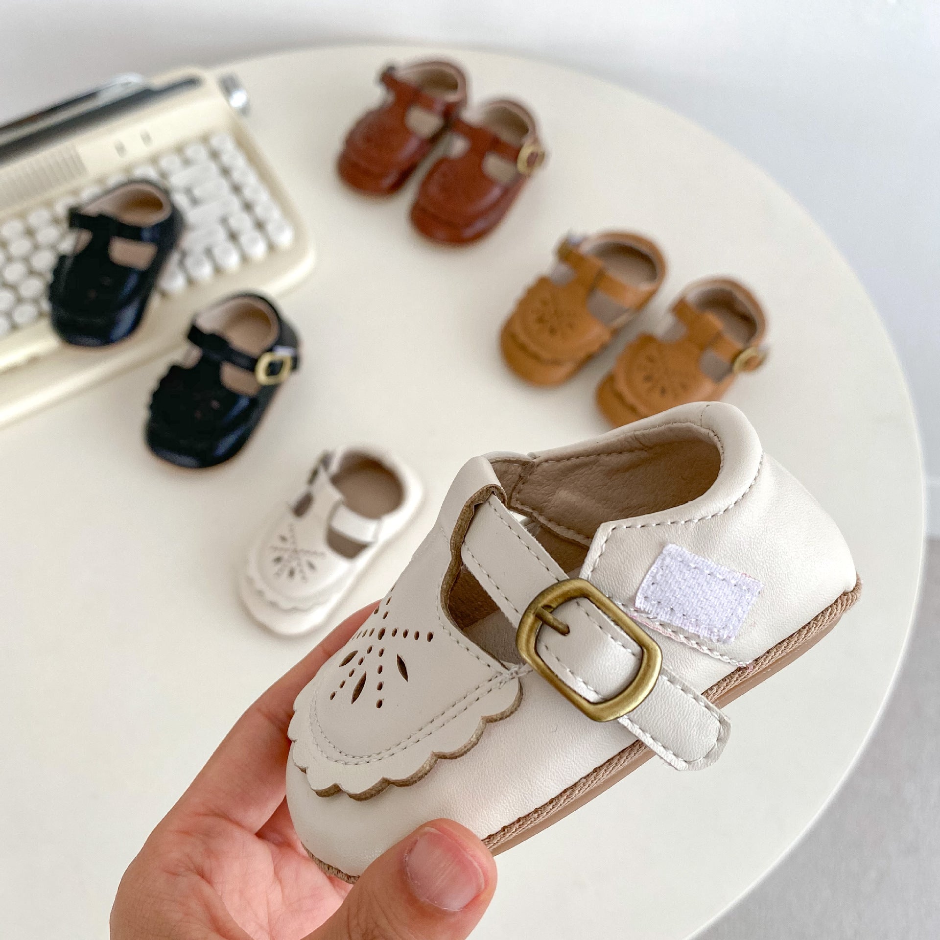 Weiche, rutschfeste Kinderschuhe mit Lochmuster