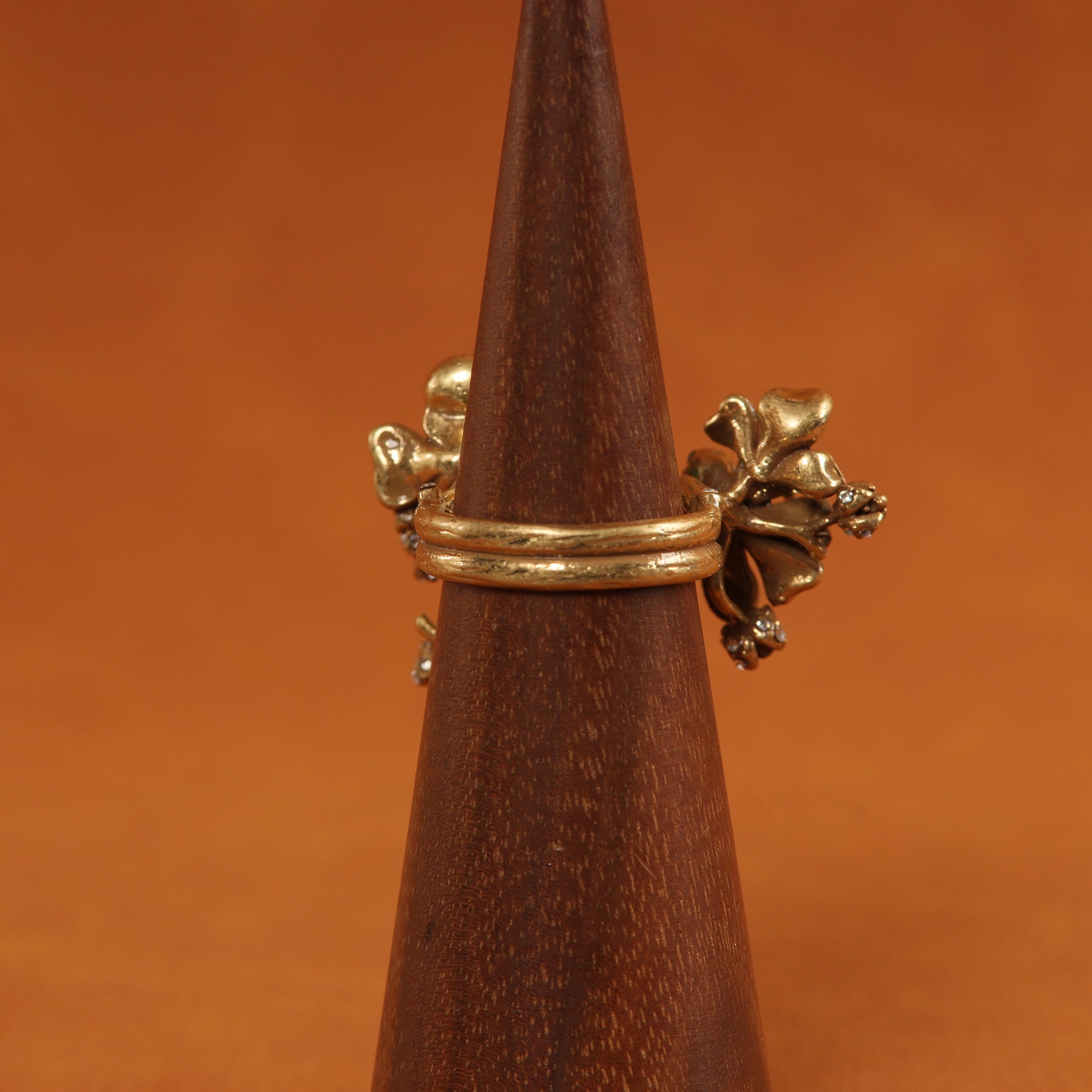 Verstellbarer Ring mit grüner Kamelie