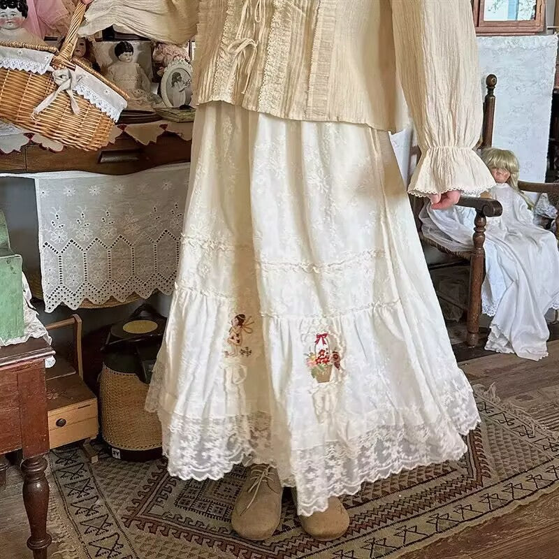 Bestickter Midirock mit Spitze und Blumenmuster