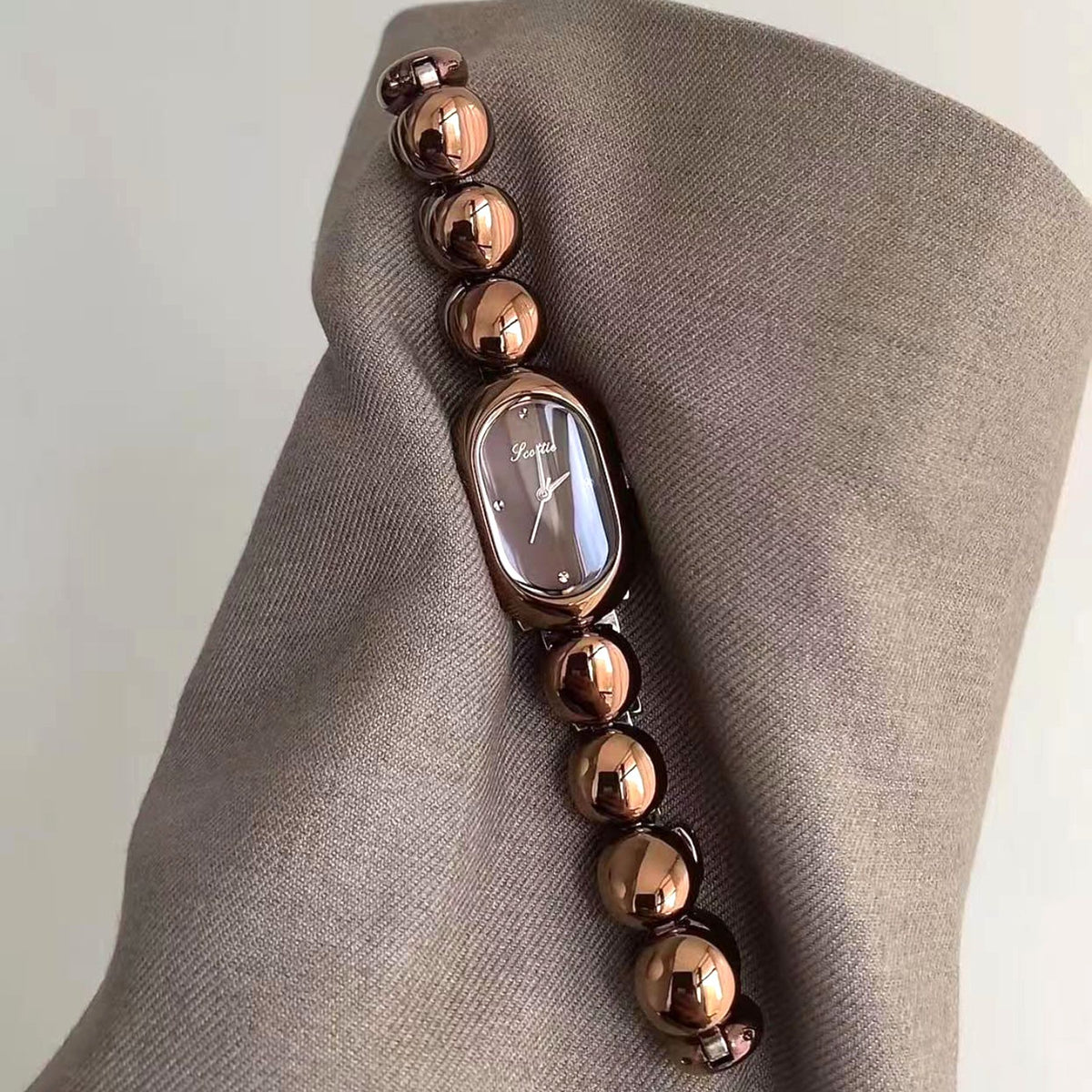 Oval-Uhr mit Quarzwerk und dekorativem Gehäuse – Bild 3 | LuxeStyle