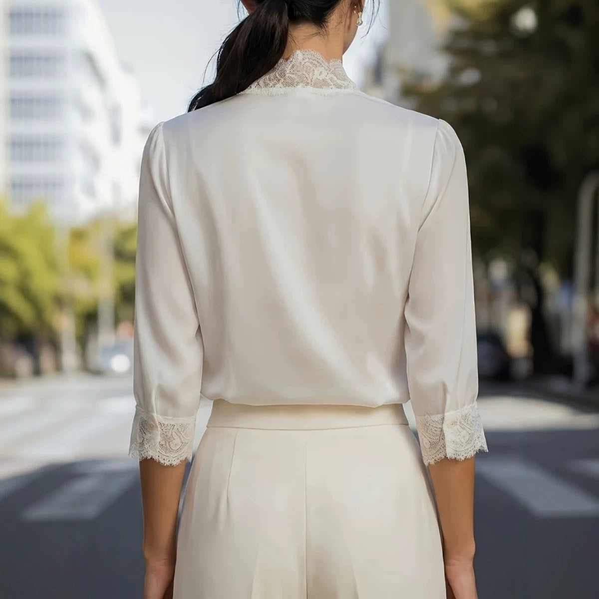 Elegante Bluse mit Spitzen-Einsätzen