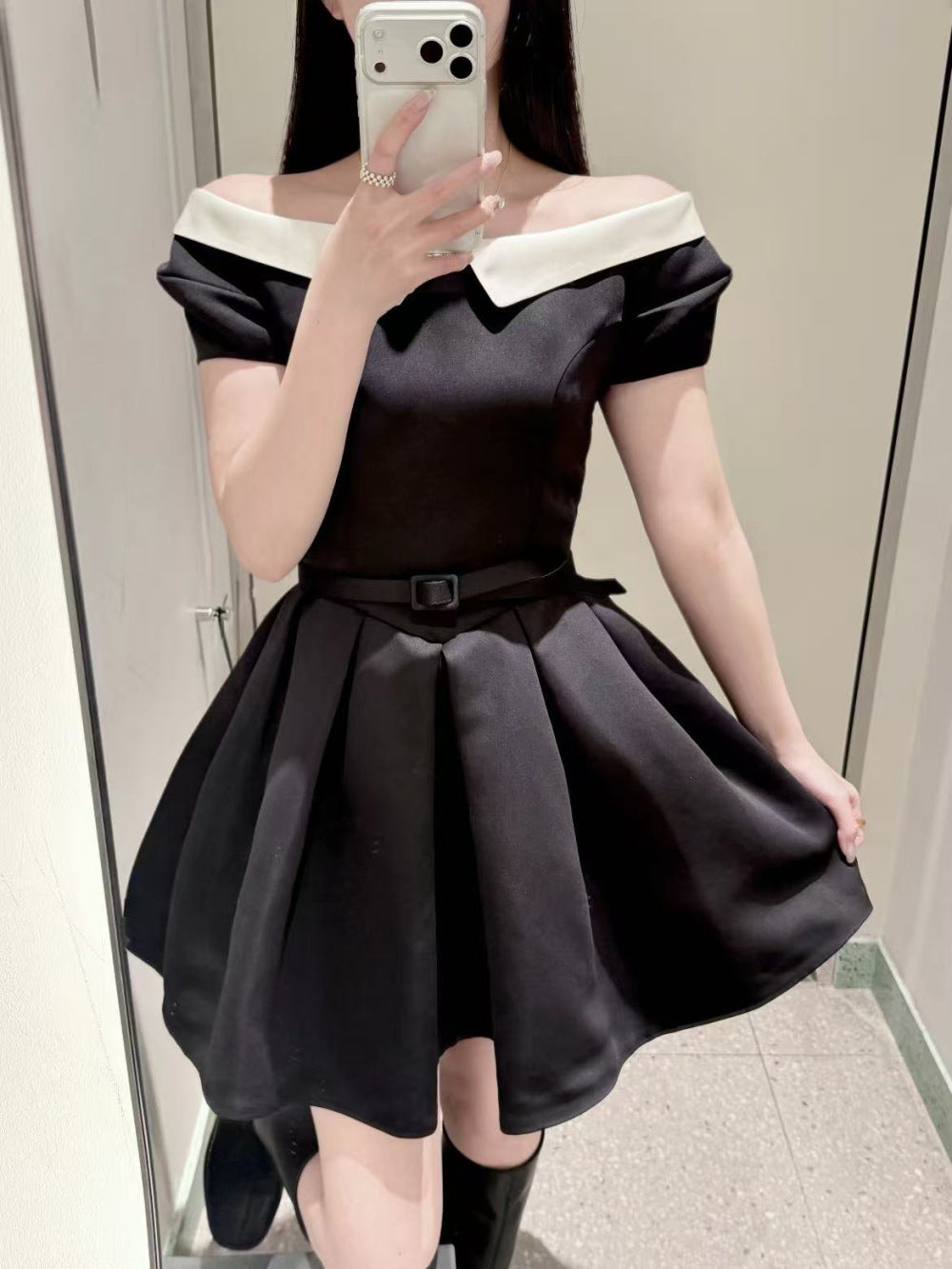 Lapelle Kleid mit definiertem Bund