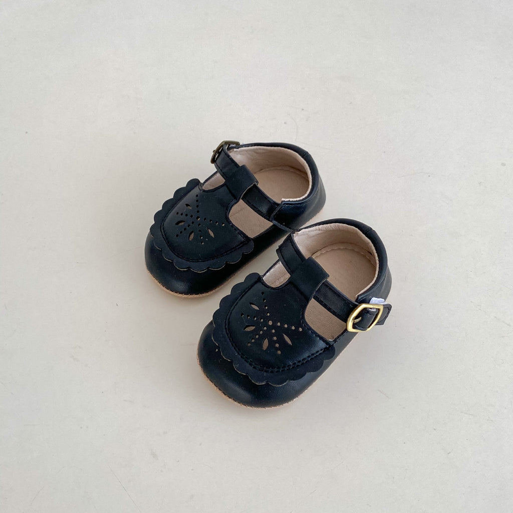 Weiche, rutschfeste Kinderschuhe mit Lochmuster