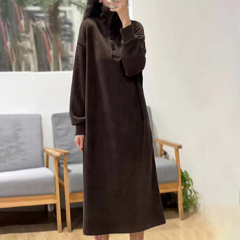Rollkragen-Maxikleid mit Knöpfen