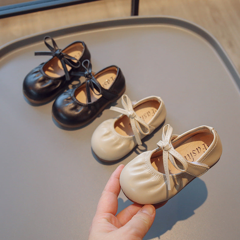 Schwarze Kinderschuhe mit Schleife