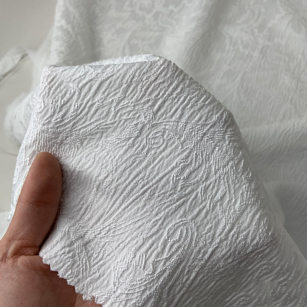 Geprägter Jacquard-Stoff aus Seide, humanoides Muster – Bild 4 | LuxeStyle