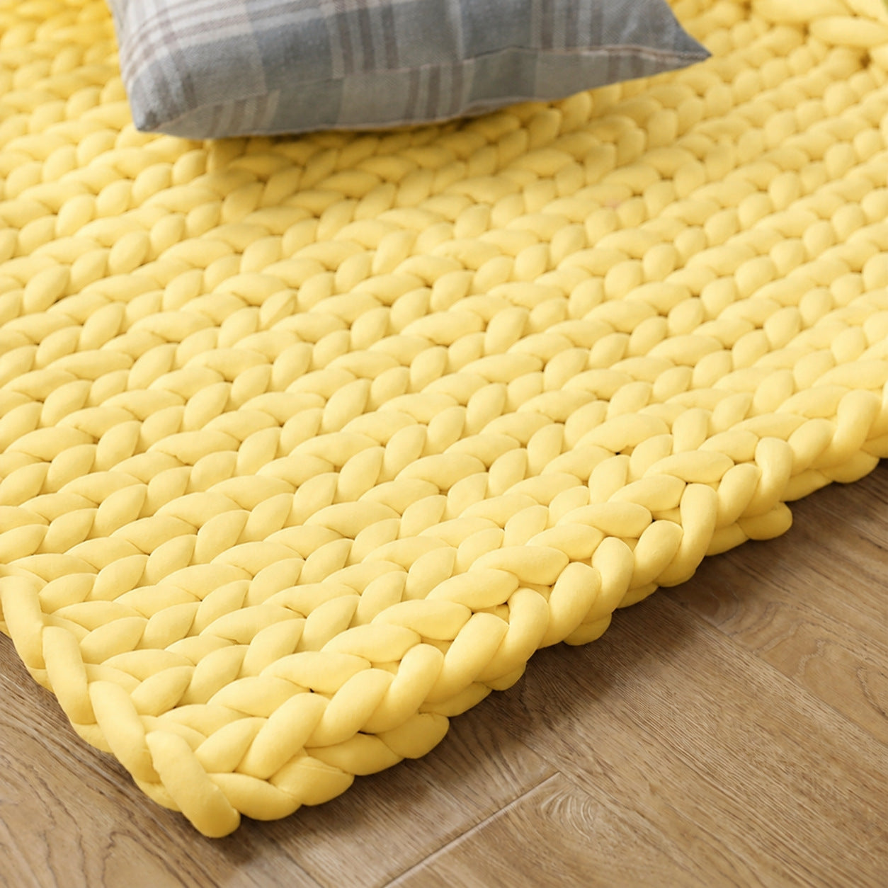 Grobgewobene Strickdecke aus Chenille-Garn