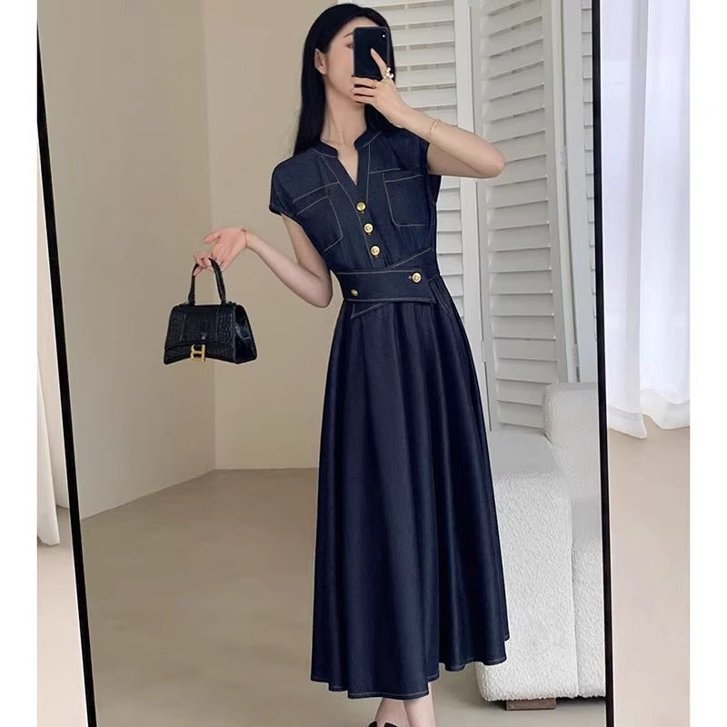 Elegantes, figurbetontes Midikleid mit hoher Taille