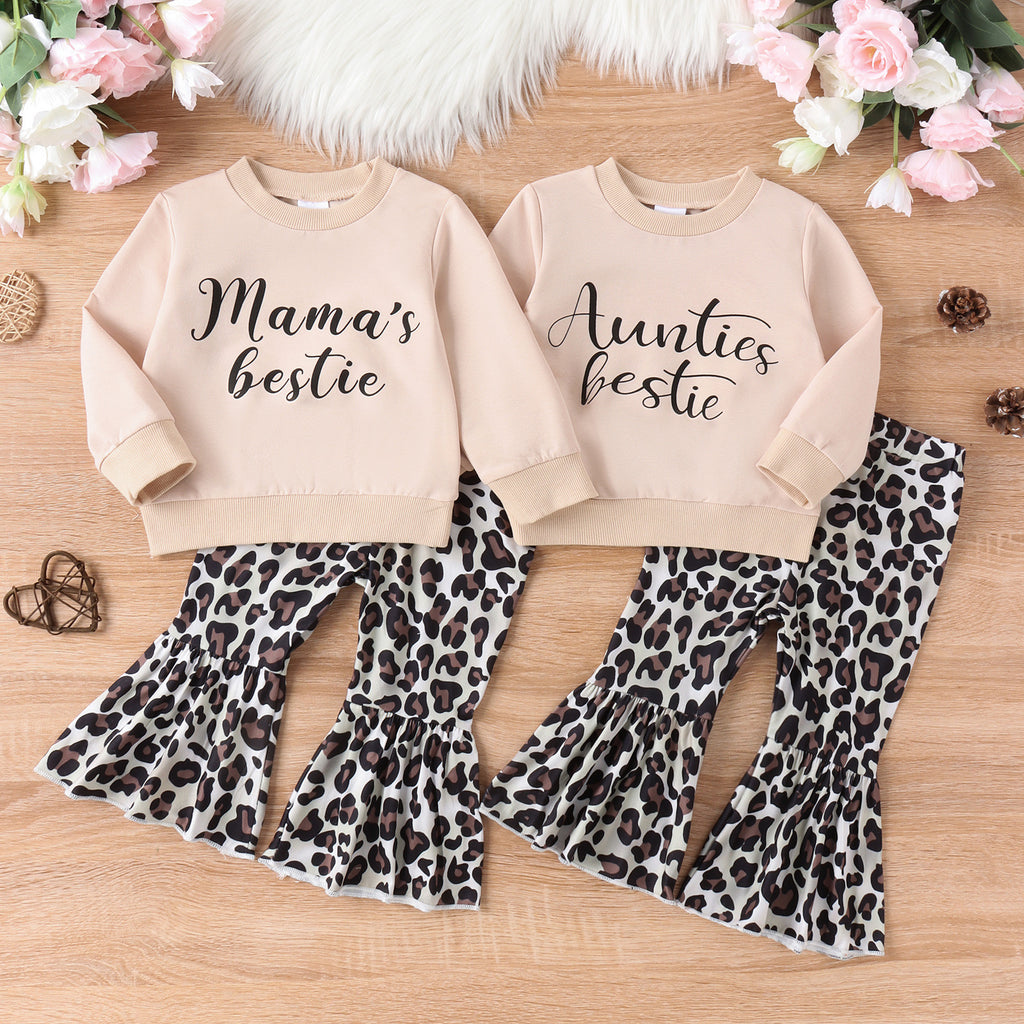 Leoparden-Look: Pullover & Schlaghose für Mama & Kind