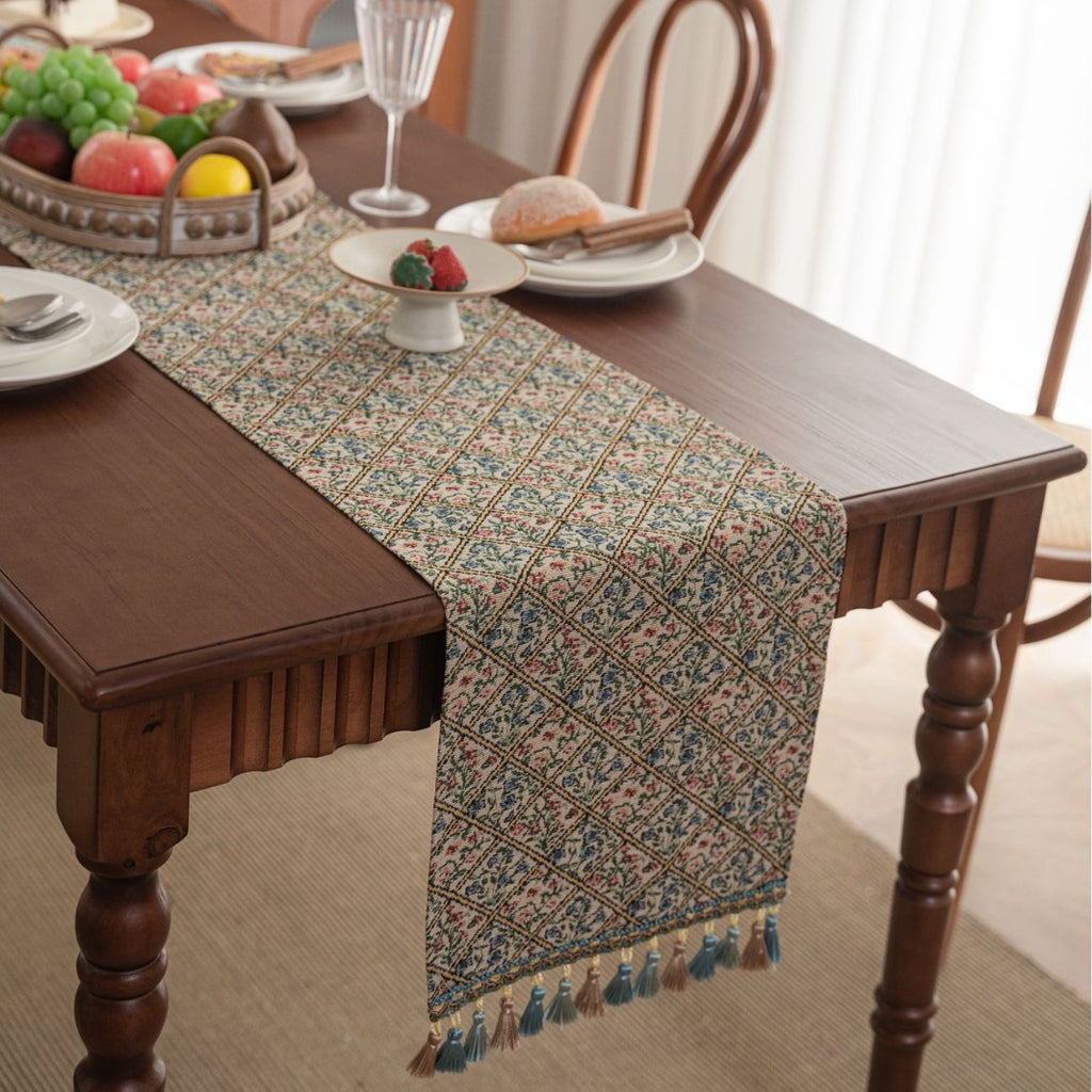 Rhyme Nordic Jacquard Tischläufer mit Quasten