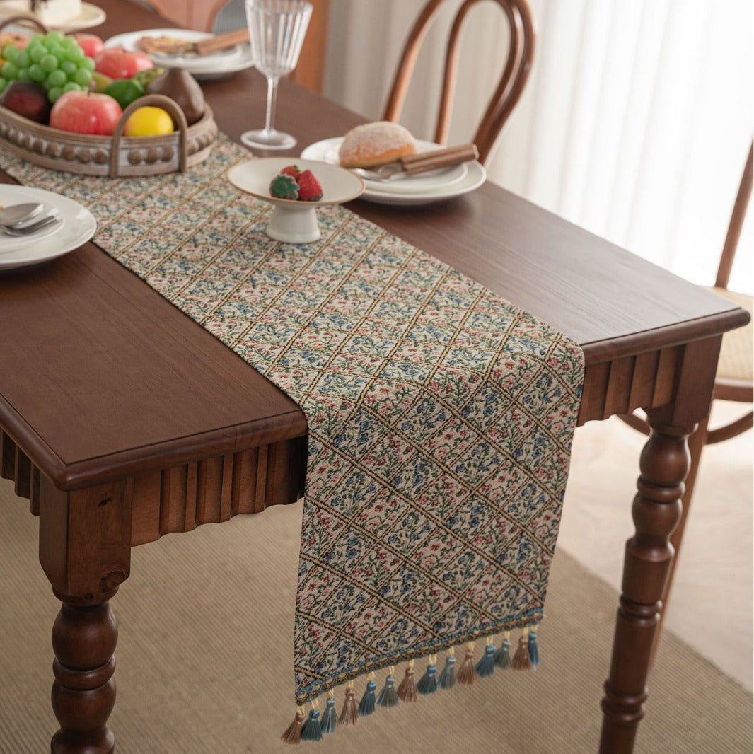 Rhyme Nordic Jacquard Tischläufer mit Quasten