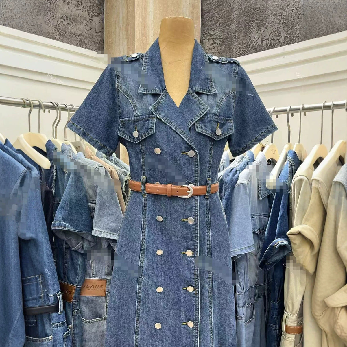 Elegantes Denim-Kleid für den Sommer – Bild 4 | LuxeStyle
