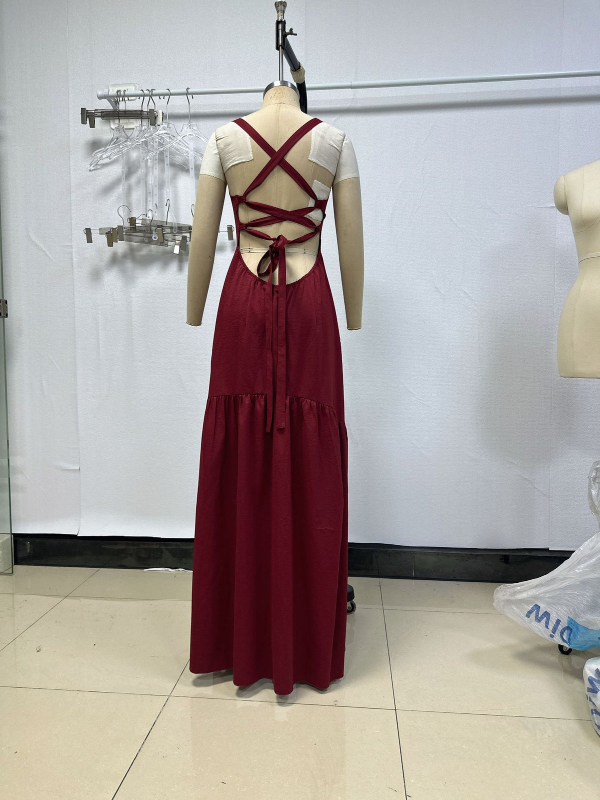 Langes Spaghetti-Träger-Kleid mit Rüschen – Bild 6 | LuxeStyle