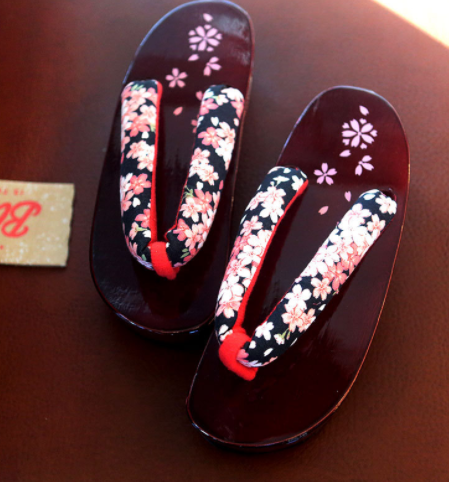 Japanische Holzsandalen mit Stoffoberteil – Bild 6 | LuxeStyle