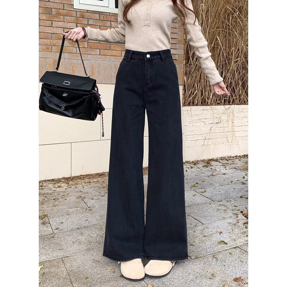 Hohe schwarze Jeans
