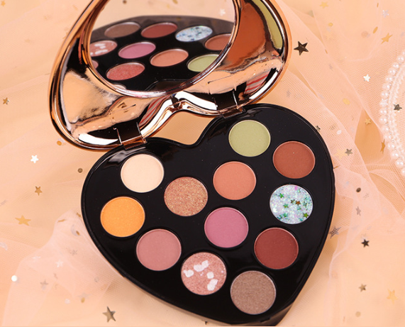 Herzförmige Lidschatten-Palette (12 Farben) – Bild 2 | LuxeStyle