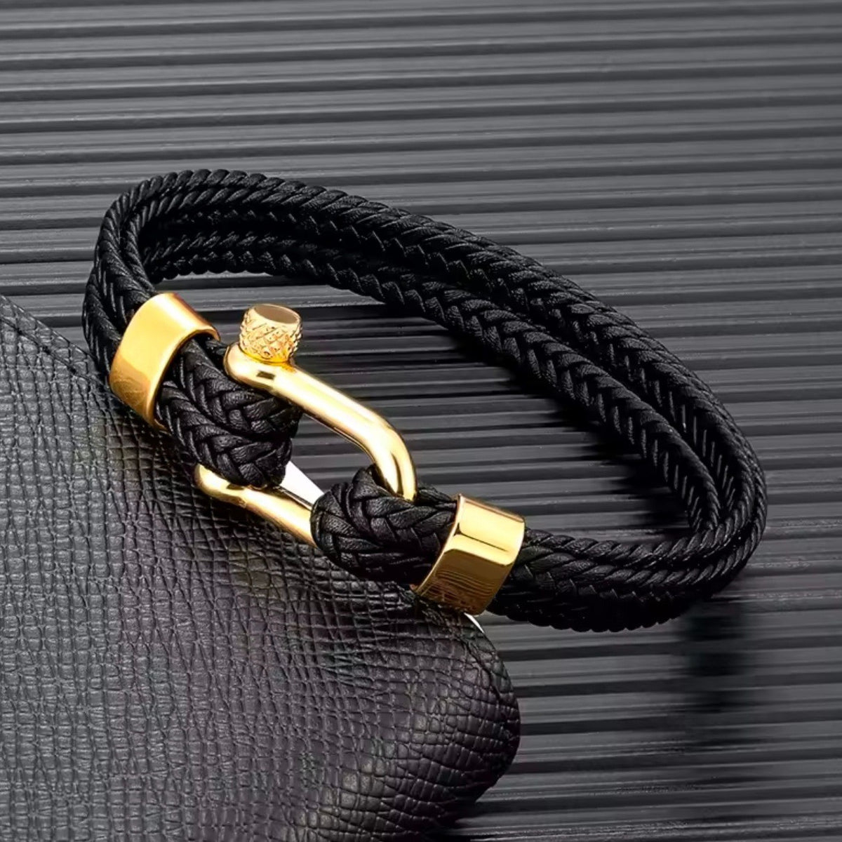 Geflochtenes Lederarmband mit Hufeisen-Schnalle – Bild 7 | LuxeStyle
