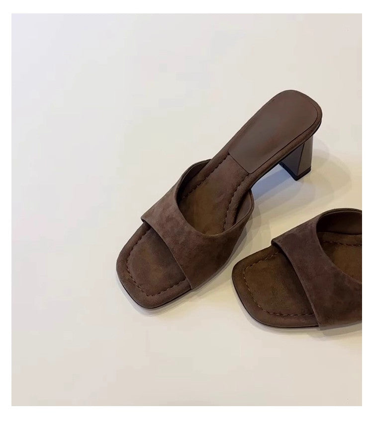Elegante Nubuk-Sandalen mit Blockabsatz