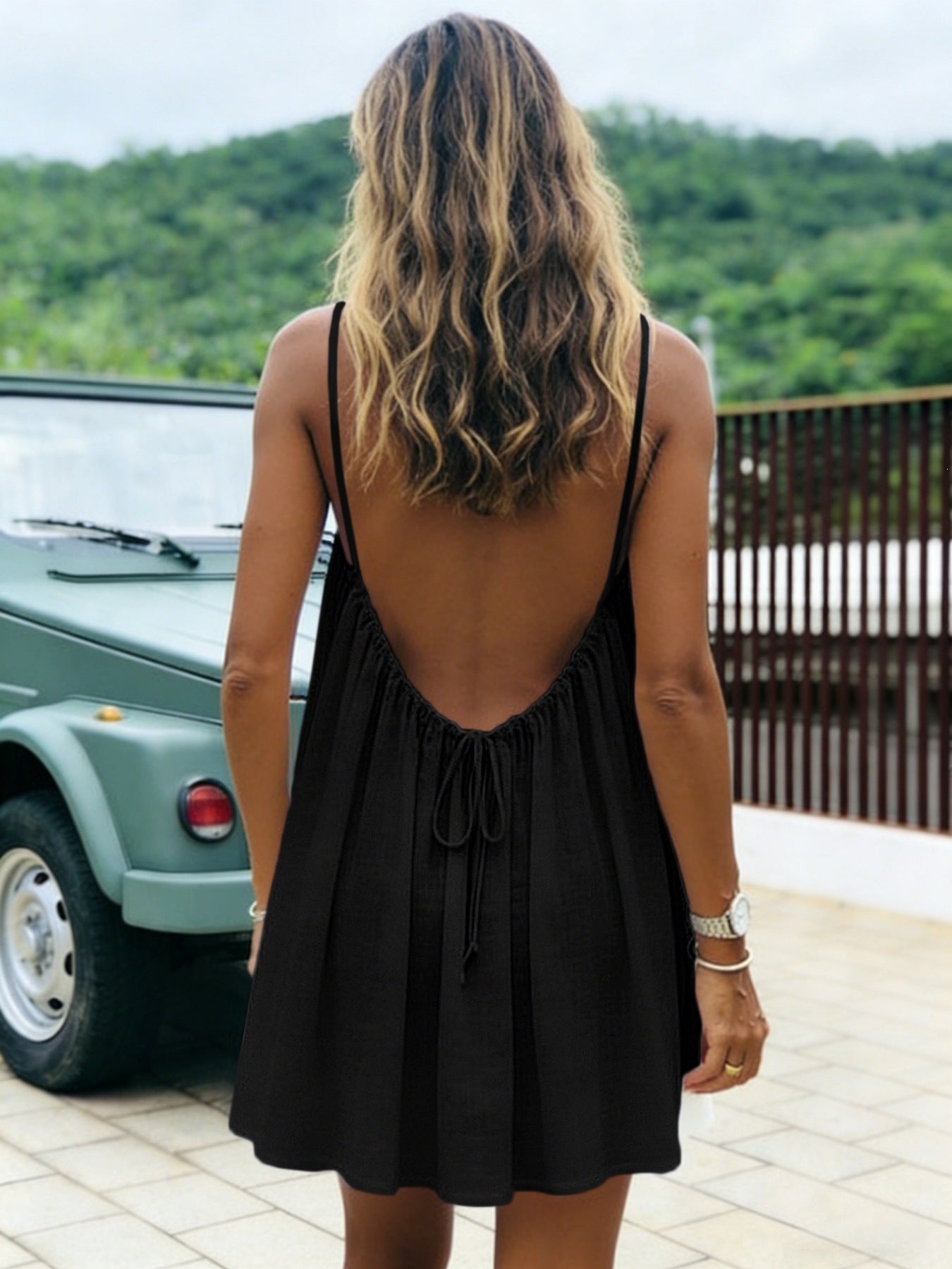 Mini-Trägerkleid aus Eisseide mit Raffung