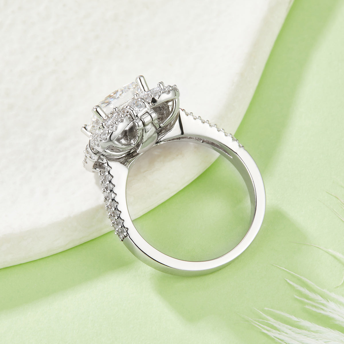 Moissanite-Ring mit Cluster-Halo