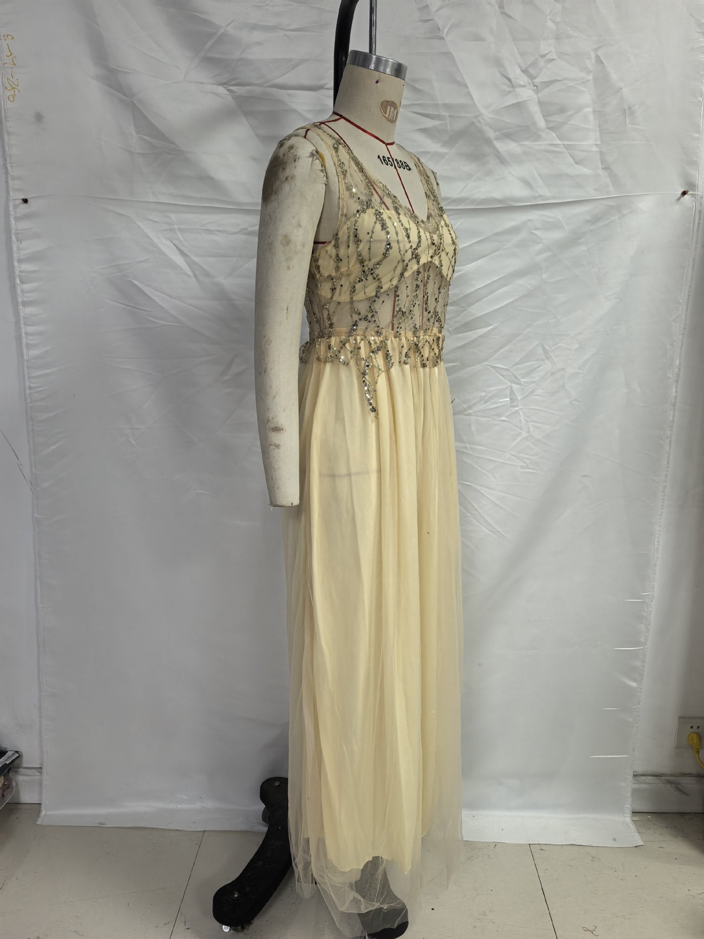 Goldenes Satin-Kleid mit V-Ausschnitt