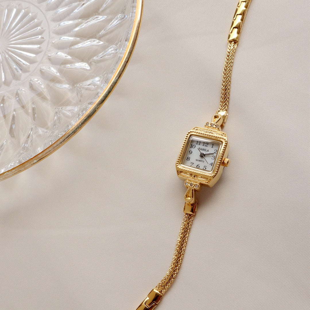 Retro-Armbanduhr mit feinem Band