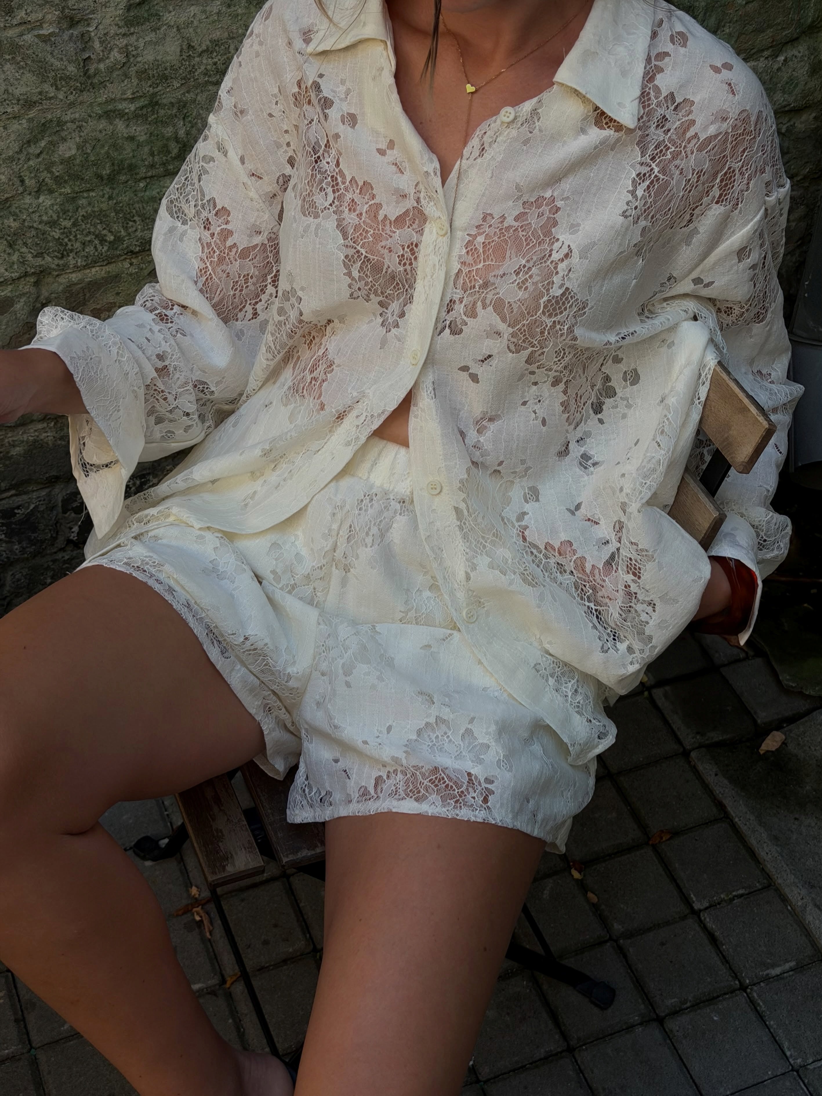 Florales Spitzen-Set: Oversized Hemd & Shorts